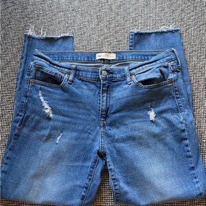 Gap True Straight Cutoff Cropped Distressed Light Wash Jeans 31R